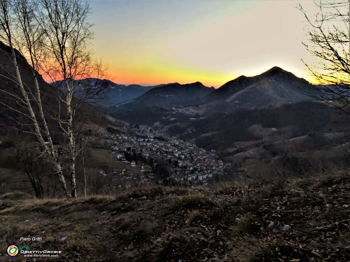 67 Luce e colori del tramonto inoltrato sulla Val Serina.JPG